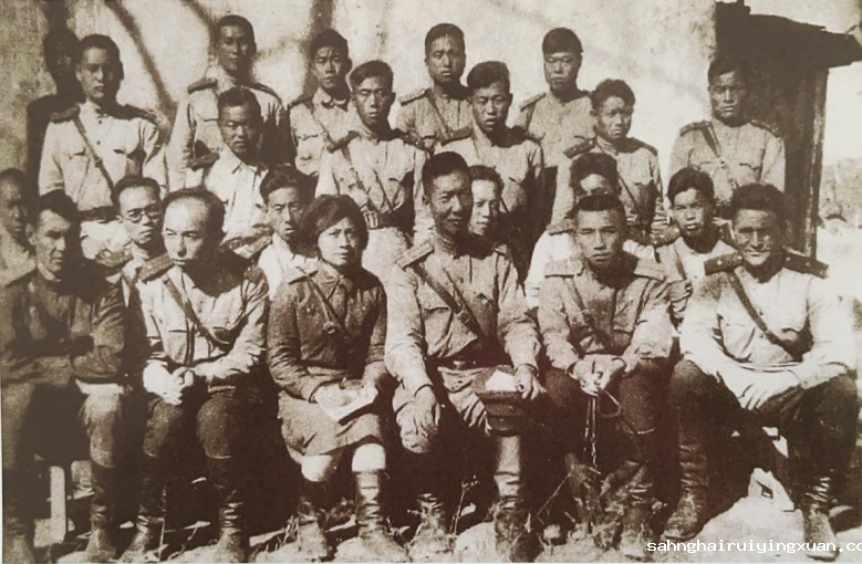 周保中（前排左四）与抗联教导旅的同志们.png