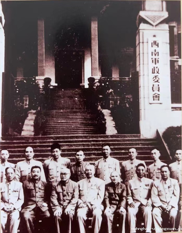 1950年7月，周保中（后右四）出席西南军政委员会第一次会议。图为全体委员合影（照片为局部) - 副本.jpg