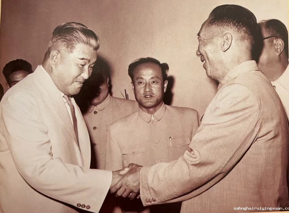 1963年6月，周保中（右）与前来中国访问的崔庸健委员长（左）亲切会见。.jpg