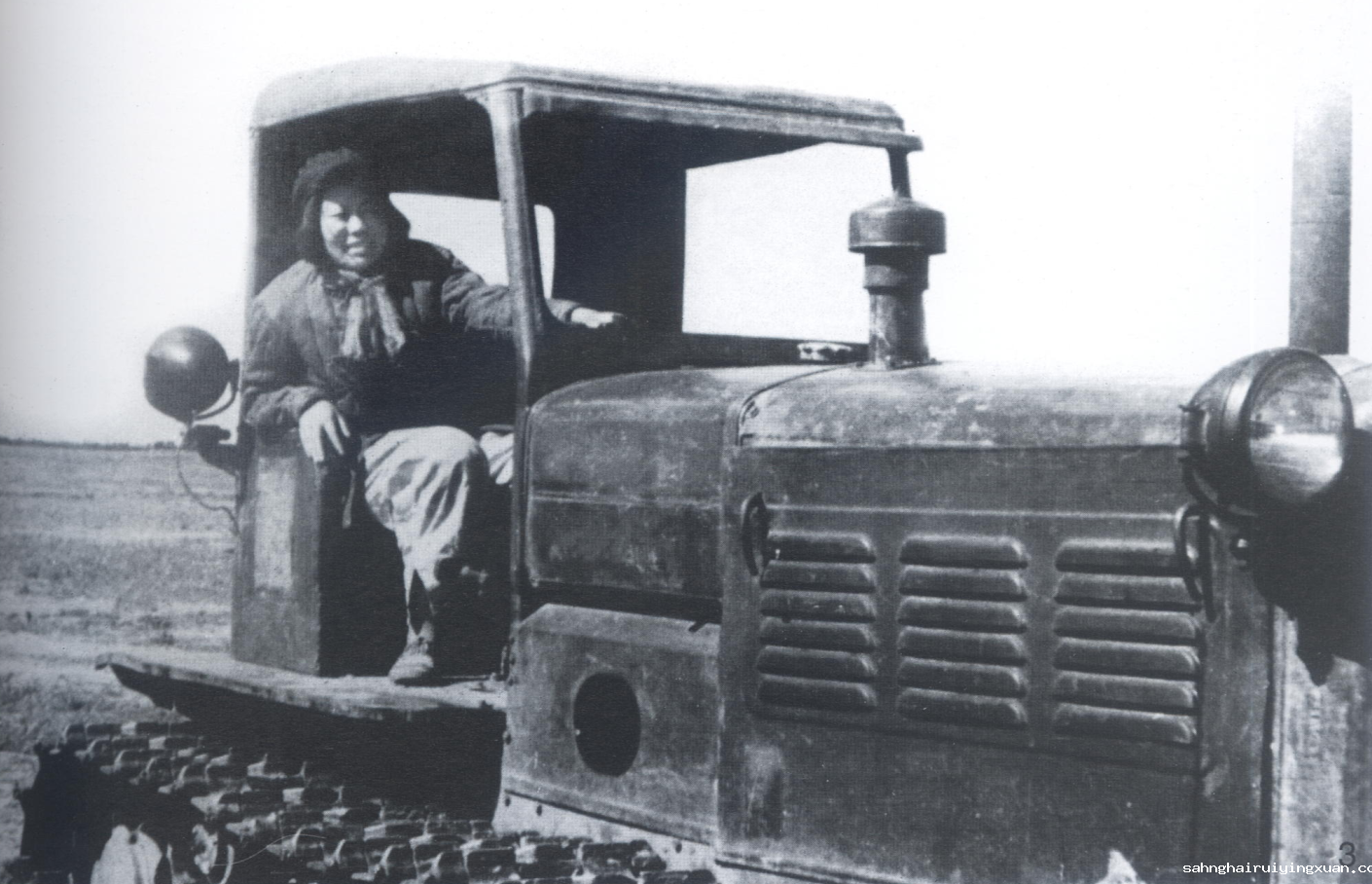 17、在开垦北大荒时党培养了第一个女拖拉机手梁军.png