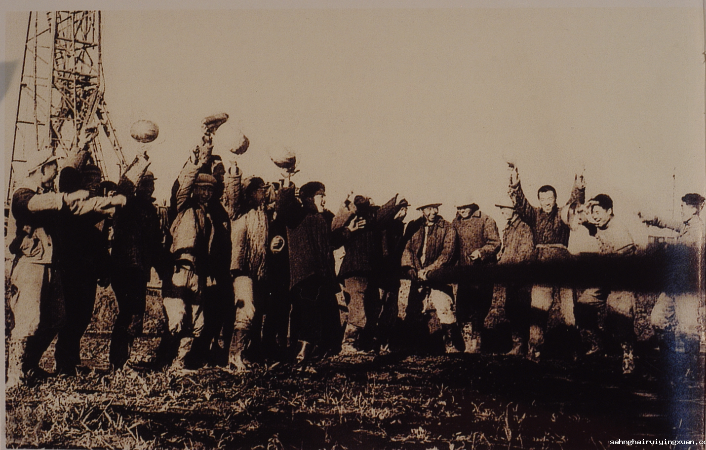 2、1959年9月26日，大庆第一口油井喷油，开发大庆油田序幕拉开  DA.png