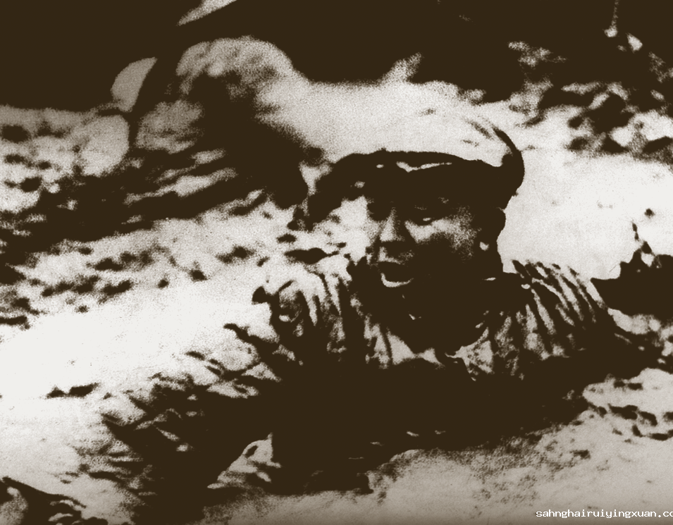 14、  王进喜用身体搅拌泥浆.png